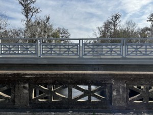 The railing of the new bridge mimics the Art Deco design of the old bridge. The two railings are seen here before the old bridge was demolished. Sections of the historic railing were restored and are on display at the Fort Meade Outdoor Recreation Area/Peace River Park on the east end of the bridge.